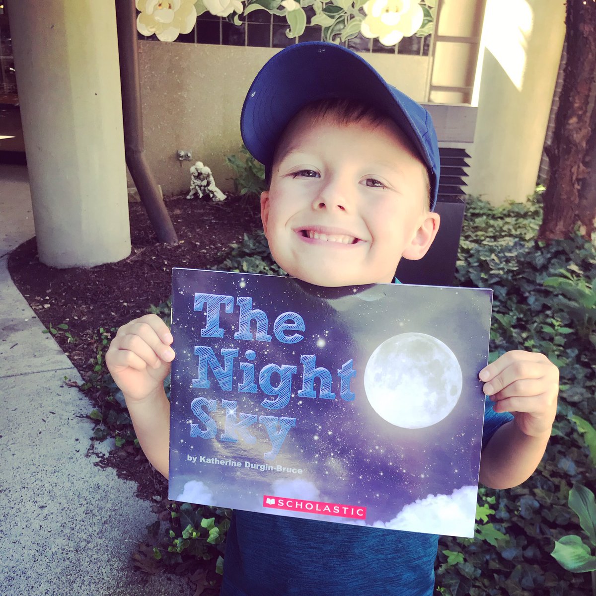 erinbeers3's tweet photo. Have you checked out the summer reading program at the public library?! This guy is pumped about his new book! #firstgradereader #summerreading https://t.co/2ovtX5Hs9F