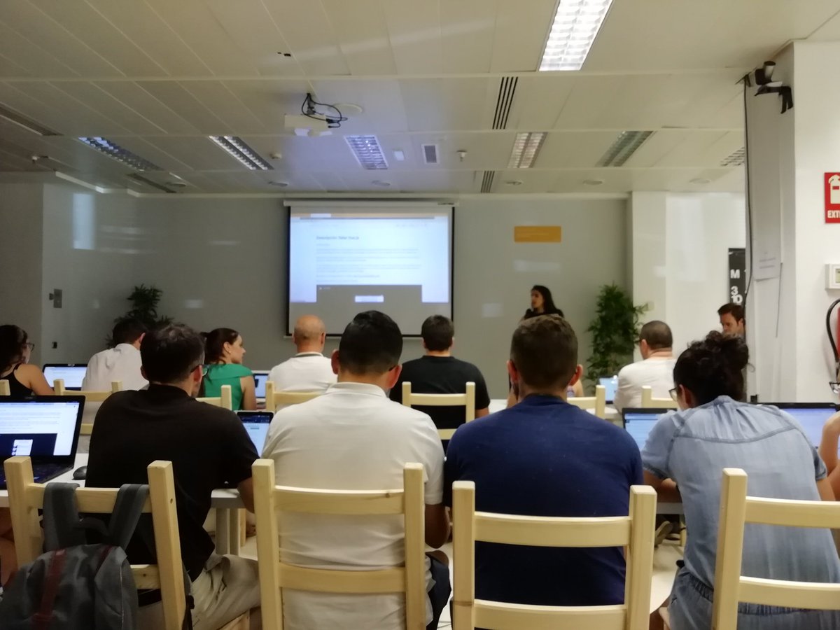 anva1011's tweet photo. Primera introducción a Vue... en excelente compañía con varias compis de #adalab 😊😊😊 https://t.co/8C0EvQV91D