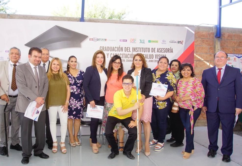 GobDeCoahuila's tweet photo. @MarcelaGorgon, Presidenta Honoraria del @DIFCoah, encabezó la Ceremonia de graduación de 20 niños, niñas y jóvenes con discapacidad visual, que concluyeron con éxito sus estudios académicos en el Instituto de Asesoría y Capacitación Especializada en Salud Visual, “#VerContigo”. https://t.co/n6gMi4OtOk