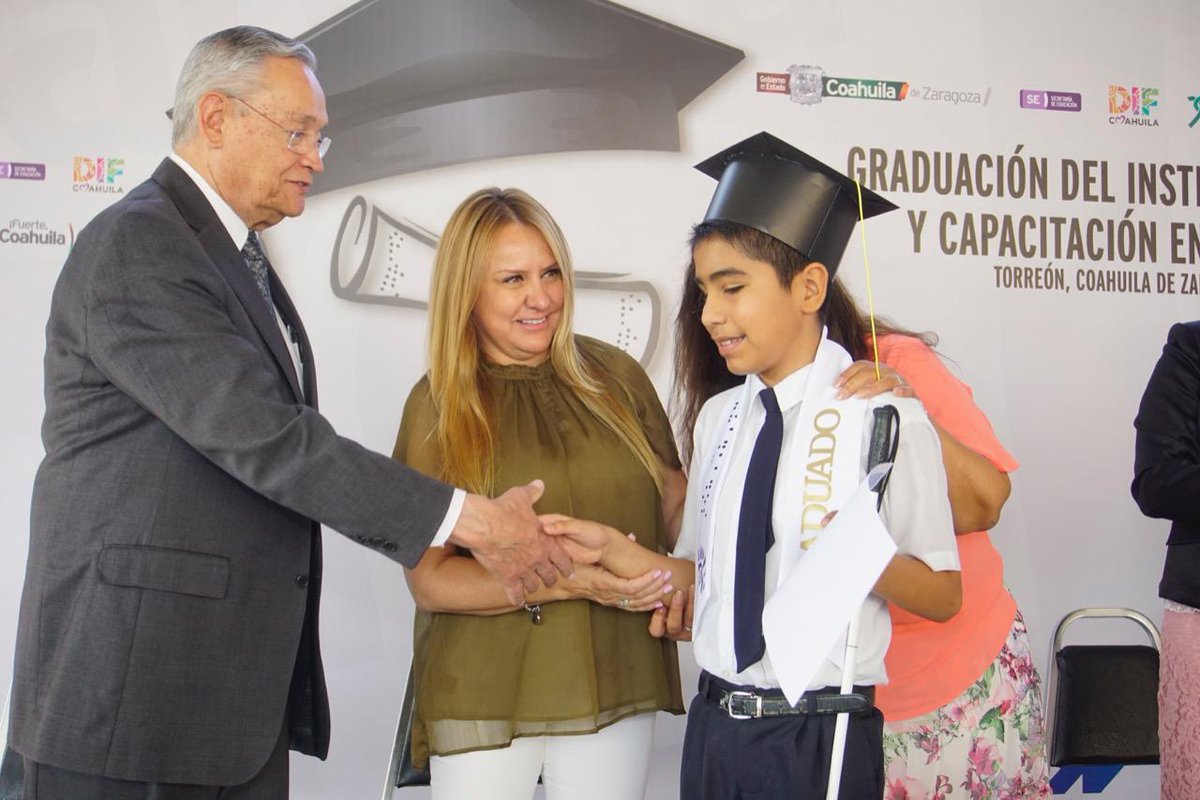 GobDeCoahuila's tweet photo. @MarcelaGorgon, Presidenta Honoraria del @DIFCoah, encabezó la Ceremonia de graduación de 20 niños, niñas y jóvenes con discapacidad visual, que concluyeron con éxito sus estudios académicos en el Instituto de Asesoría y Capacitación Especializada en Salud Visual, “#VerContigo”. https://t.co/n6gMi4OtOk