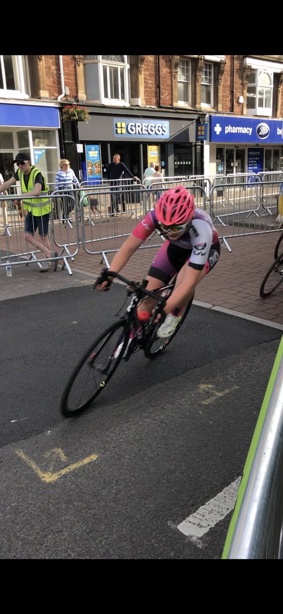 Brilliant, fast paced race at Minehead round of the @NatRoadSeries with an amazing course featuring some great tight turns and a wicked hare pin. Stayed in the top group and happy to come away with a strong 10th💪 after a really tough race @GetSPOKD <a href="/ForteSportsUK/">FORTE Sportswear UK</a> <a href="/GiantStPauls/">Giant St Paul's</a>