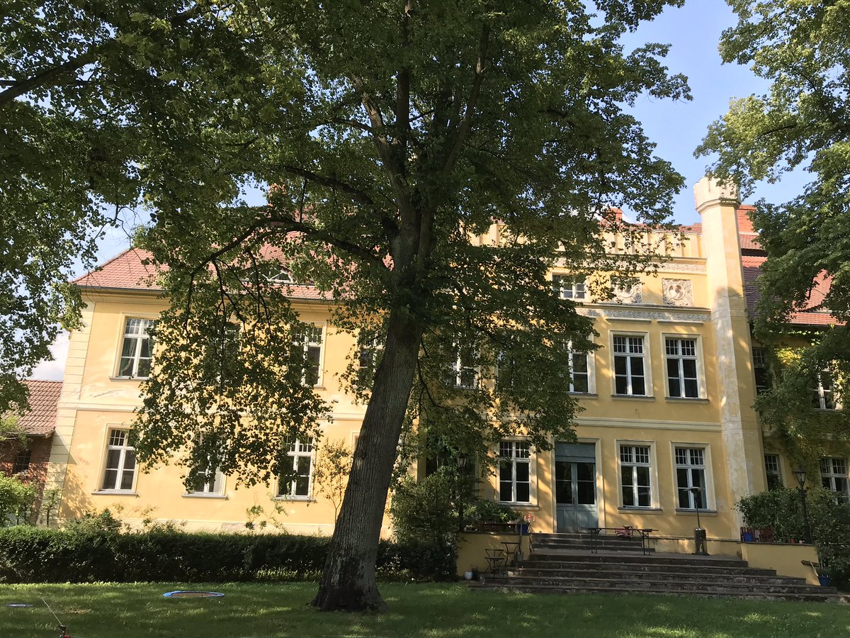 Uckermark_tmu's tweet image. Trotz der Hitze hat sich der Weg heute nach #Wartin geloht! Das #Schloss Wartin ist ein wirklich ganz besonderer Ort mit viel Platz &amp;amp; Atmosphäre zum Austausch und kreativen Arbeiten. Mehr unter: wartin.com #Tagungslocation #Seminarhaus #Garten