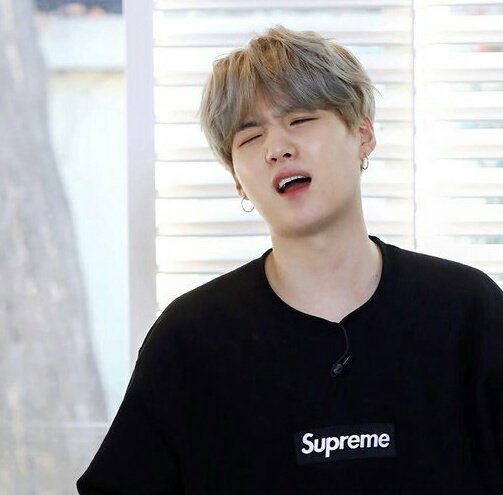 bbwilog's tweet photo. #BTSWORLD

me explain to yoongi
why the name of the 
group should be 
“bangtan boys”:                    yoongi : https://t.co/3aeTPm5YUa
