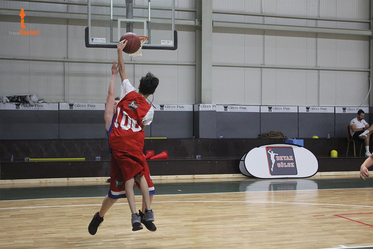 TrendBasket's tweet photo. #NBABasketballSchool | Günün son maçında Koç Fatih Kırdar ve Ekrem Polat'ın takımları karşı karşıya geldi. Normal süresi 33-33 biten maçtan Ekrem Polat'ın takımı Mavericks uzatma sonunda 45-42 galip geldi. #TBHerYerde https://t.co/5fWN68oRqx