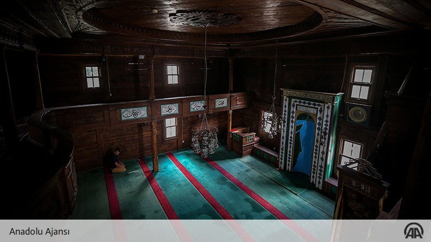 'Çivisiz cami' yıllara meydan okuyor

İznik'de 1884 yılında çivi kullanılmadan çentik yöntemiyle yapılan ahşap cami, yıllara meydan okuyan ihtişamıyla görenleri hayran bırakıyor v.aa.com.tr/1515994