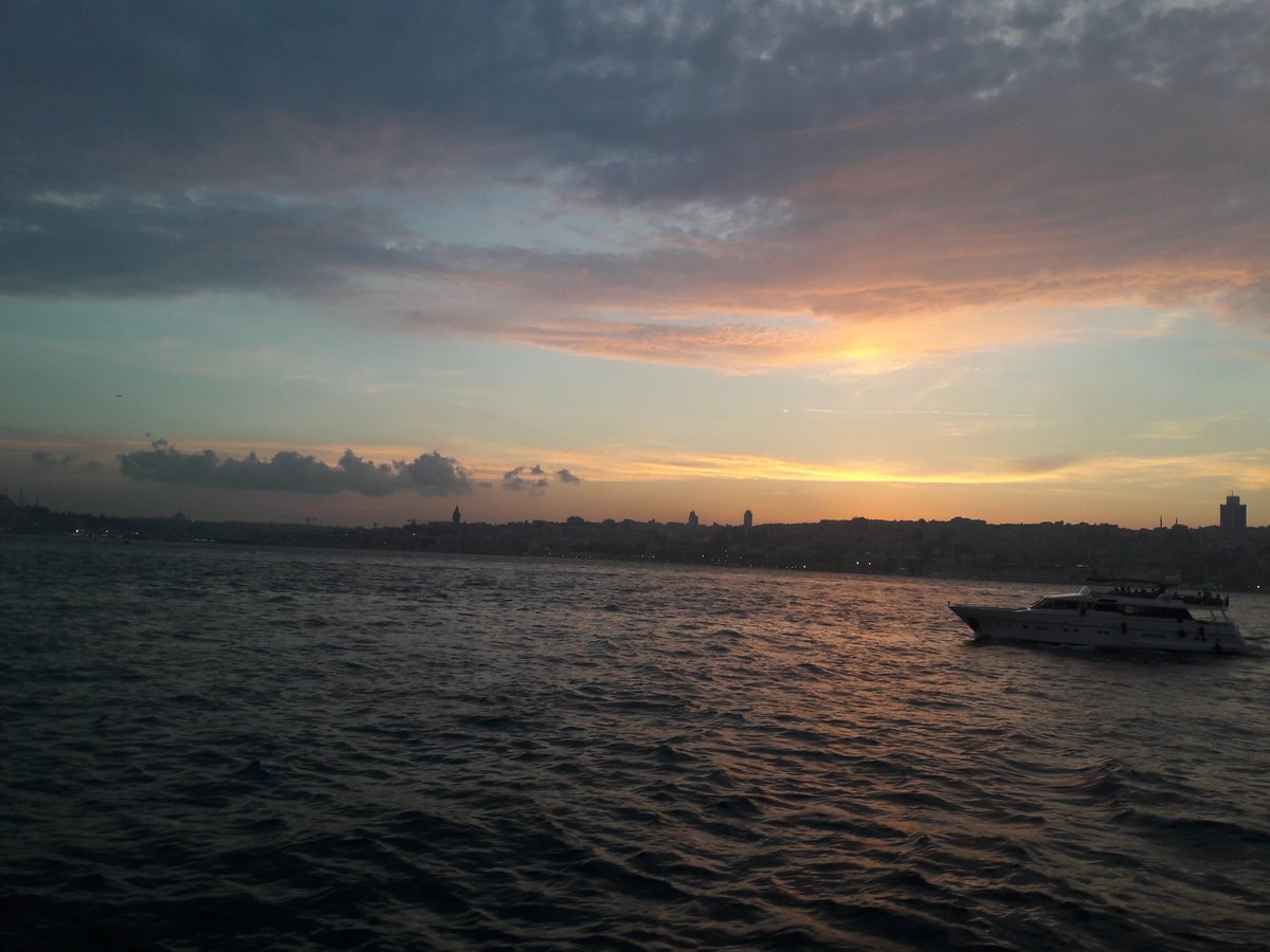 Bu manzarayı gördükten 15 dakika sonra bir belediye otobüsünde trafiğe takılmanın insana yaşattığı çelişik ruh hali İstanbul'a özgü olmalı.