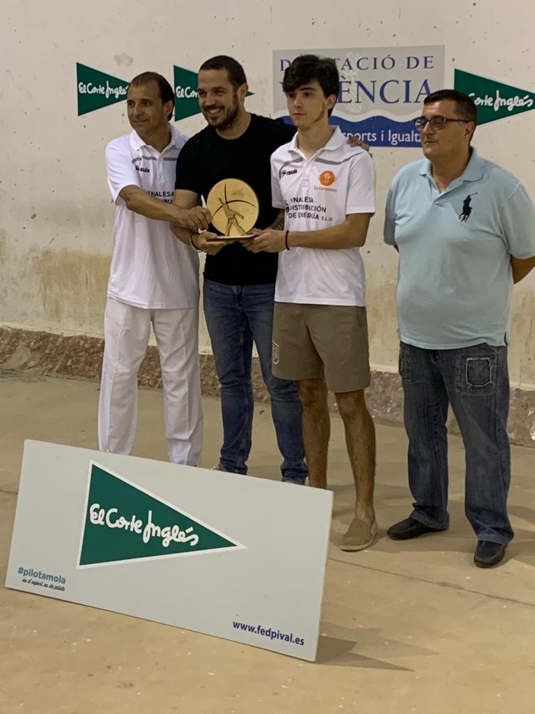 El passat dissabte, el nostre jugador Enric es va proclamar campió individual de galotxa en 3a categoria. Enhorabona figura! #pilotavalenciana