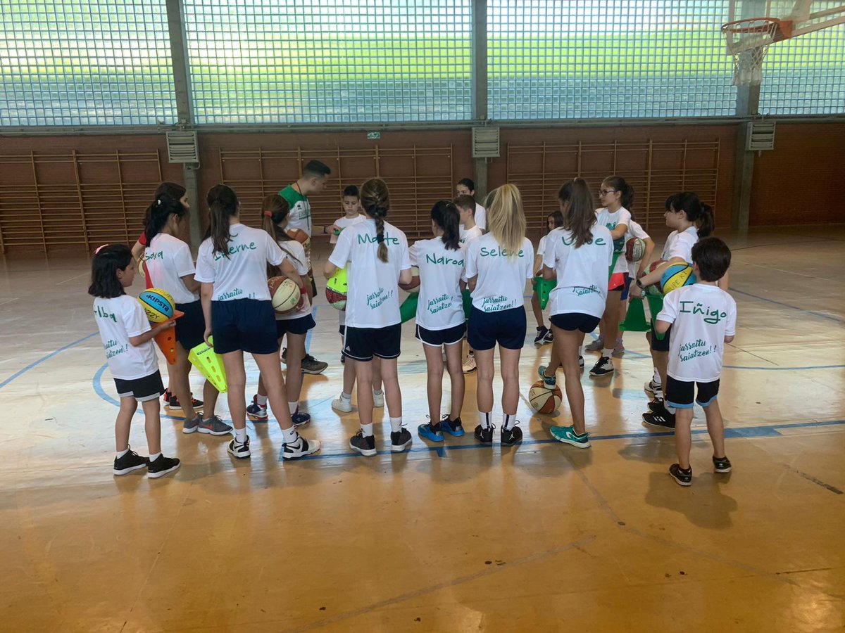 Esto comienza!!! 🏀📸#enkarsaski #enkarteam #gomaialen #jarraitusaiatzen #Baloncesto #campus #Diversion #charla