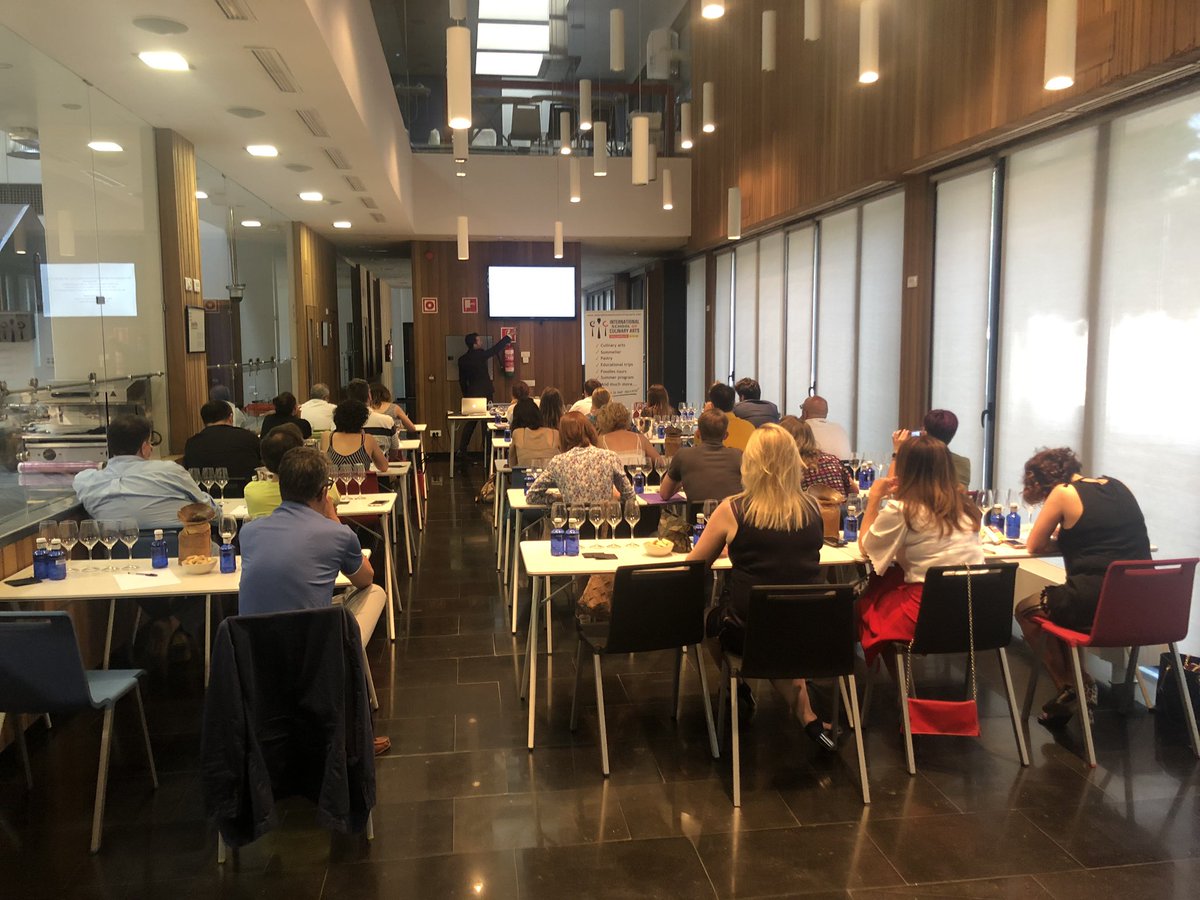 30 participantes escuchamos embelesados a  @guille_sumiller en el Club de Cata de la <a href="/EIC_Valladolid/">Escuela Internacional de Cocina</a> de la <a href="/cam_valladolid/">Cámara de Valladolid</a>. Hoy vinos alemanes. Espectacular!!!