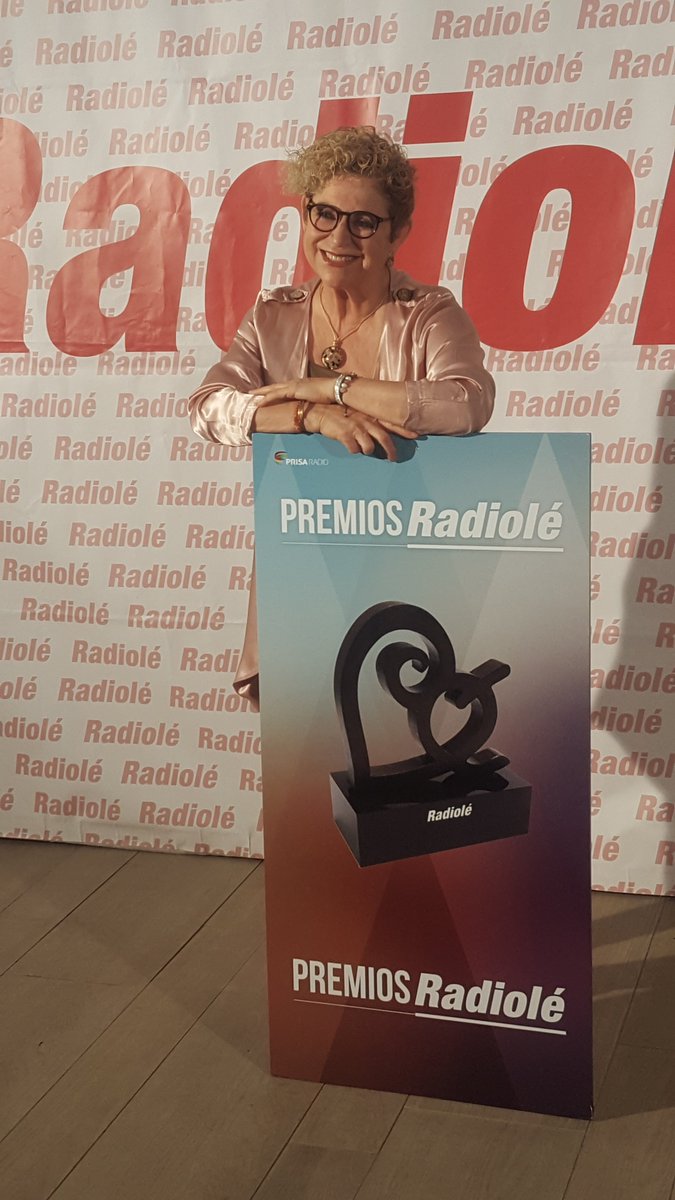 AReverteOficial's tweet photo. En los Premios de @Radiole_oficial del año pasado. https://t.co/N1X3CjtijD
