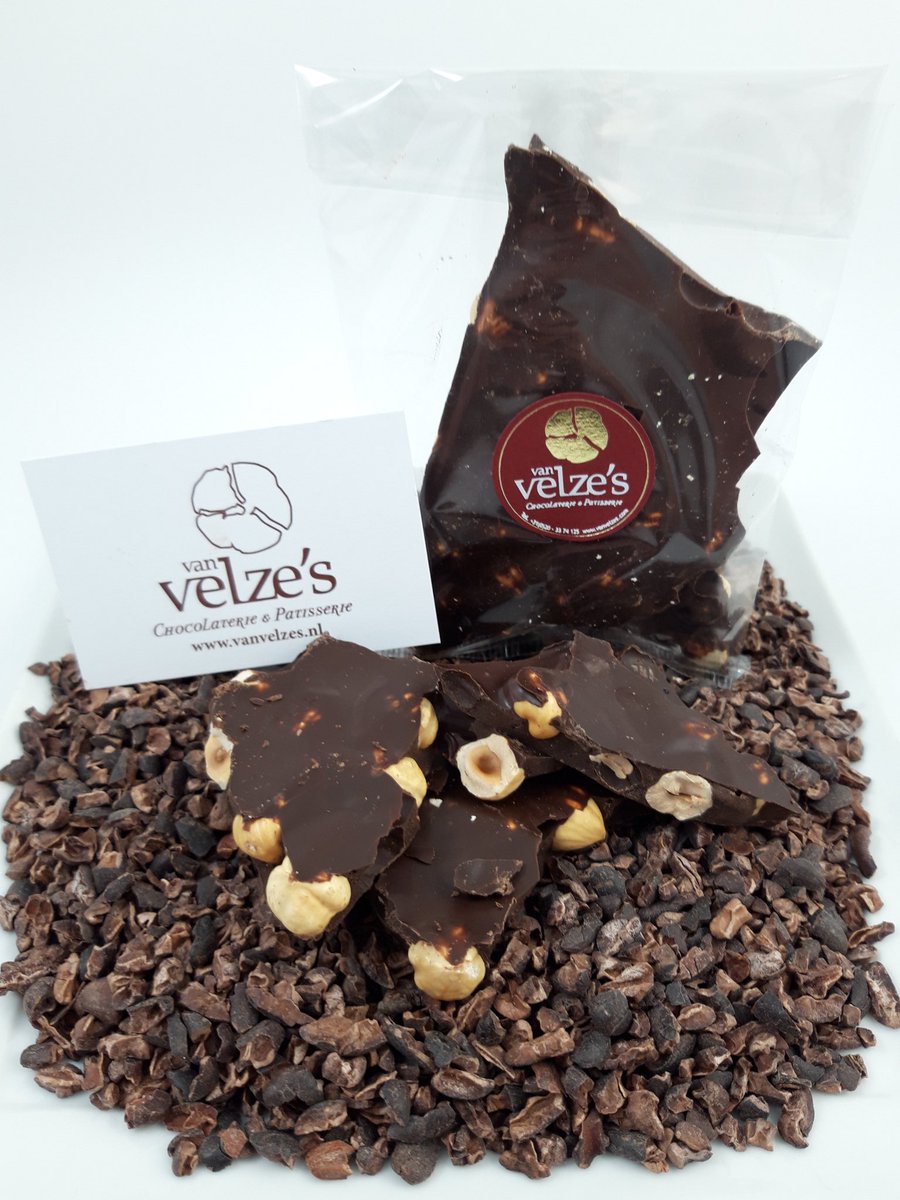 De perfecte balans van knapperige vers geroosterde #hazelnoten met onze donker #purechocolade. 🌰😱 Geeft u bij elke hapje een explosie van smaak #cadeau!
vanvelzes.eu/collections/fr…