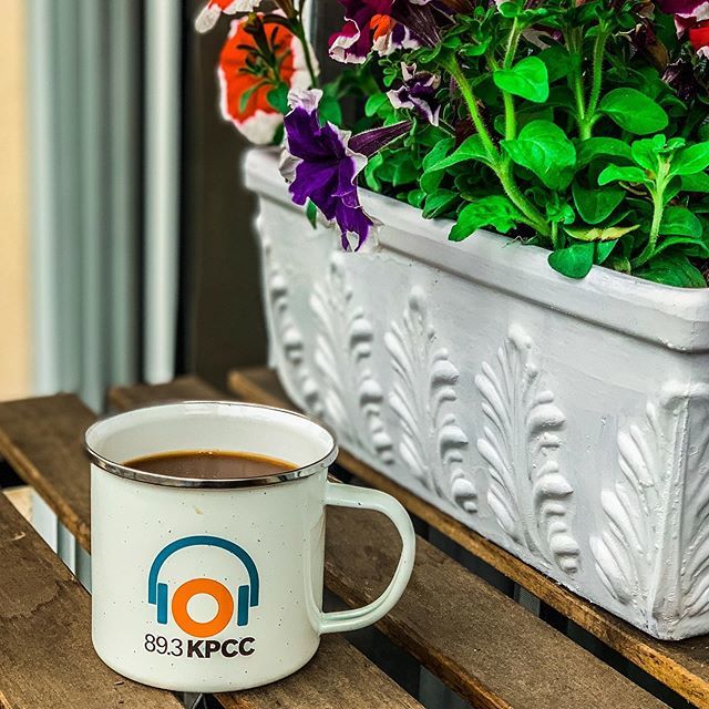 JoeyBybee's tweet photo. Me: “Happy Hump Day... because the,, the headphones are like a hump. Or whatever.”
Petunias: “Oh no, not again”
#humpday #hitchhikersguidetothegalaxy #publicradionerd #threefilters https://t.co/1XVDt7CNqv