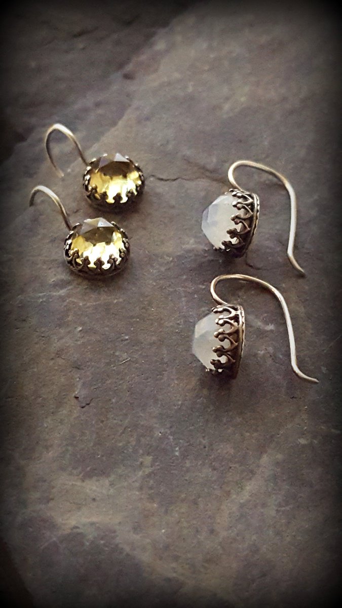 Sabmitere's tweet image. We celebrate #QueenMargot, in a simple, regal earring, set with #Moonstone, a #Junebirthstone, and #lemonquartz, from our #inspiringwomen series. Her memoirs, perhaps the first by a women to be published remain an intimate portrait of #16thcentury #France #MargueritedeValois 👑