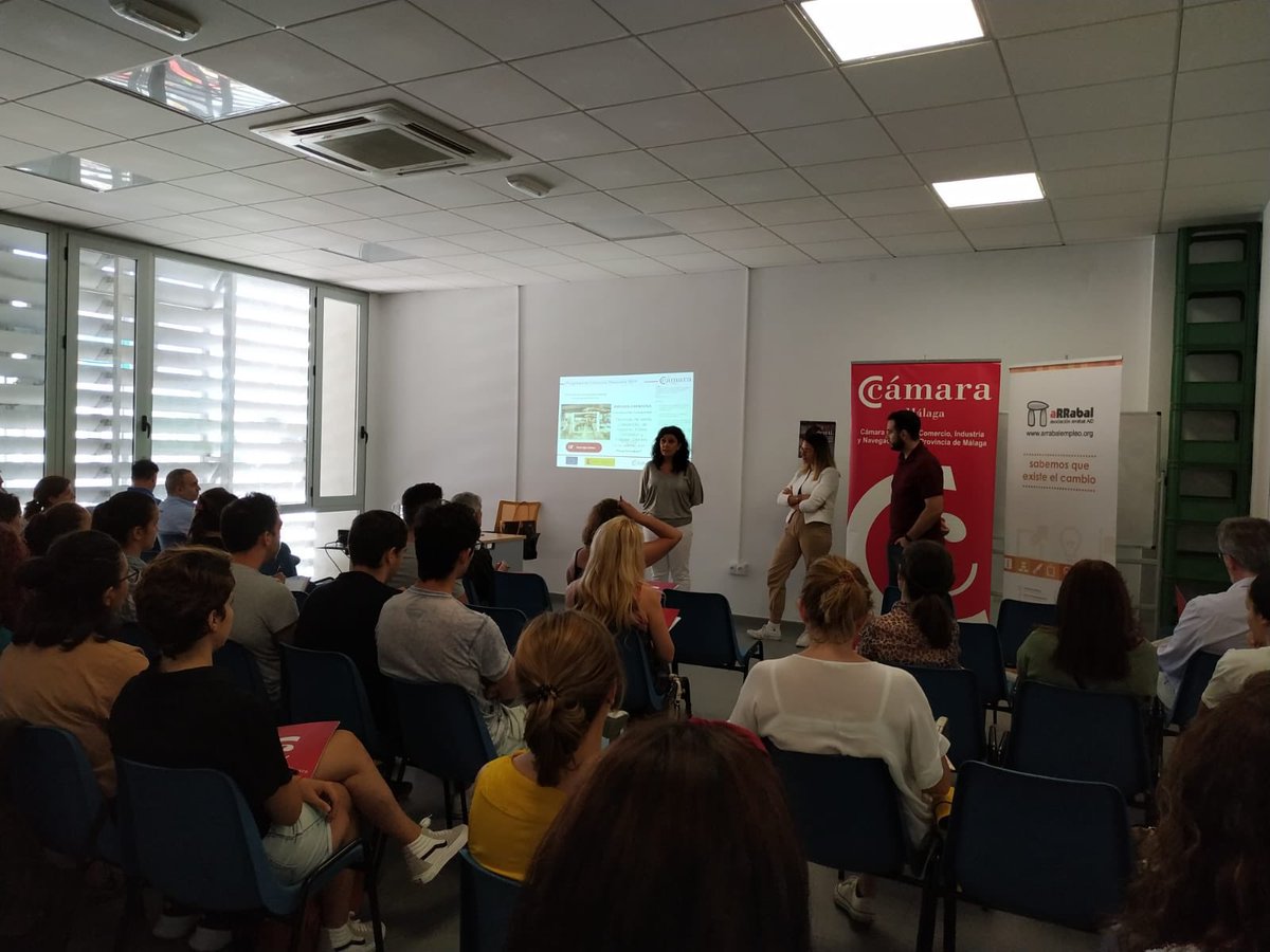 ArrabalAID's tweet photo. Arranca en el #MercadoElCarmen el taller #ProgramaComercioMinorista en colaboración con @Camara_Malaga. Una sesión para comerciantes sobre #TécnicasVenta y #DesarrolloNegocio para conseguir y #fidelizarclientes @siles_de @ruthparticipa @ProgramaPICE https://t.co/iwADA6GBW3