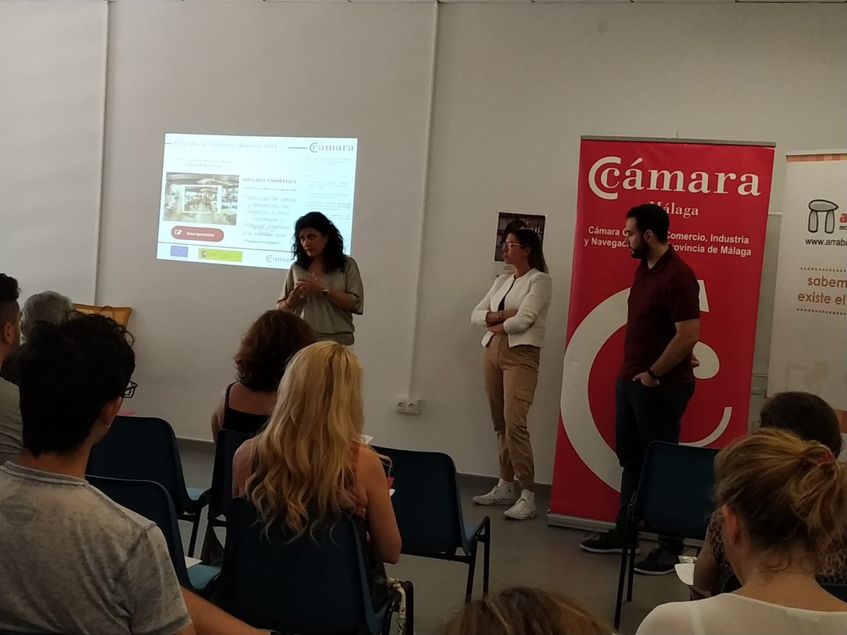 ArrabalAID's tweet photo. Arranca en el #MercadoElCarmen el taller #ProgramaComercioMinorista en colaboración con @Camara_Malaga. Una sesión para comerciantes sobre #TécnicasVenta y #DesarrolloNegocio para conseguir y #fidelizarclientes @siles_de @ruthparticipa @ProgramaPICE https://t.co/iwADA6GBW3