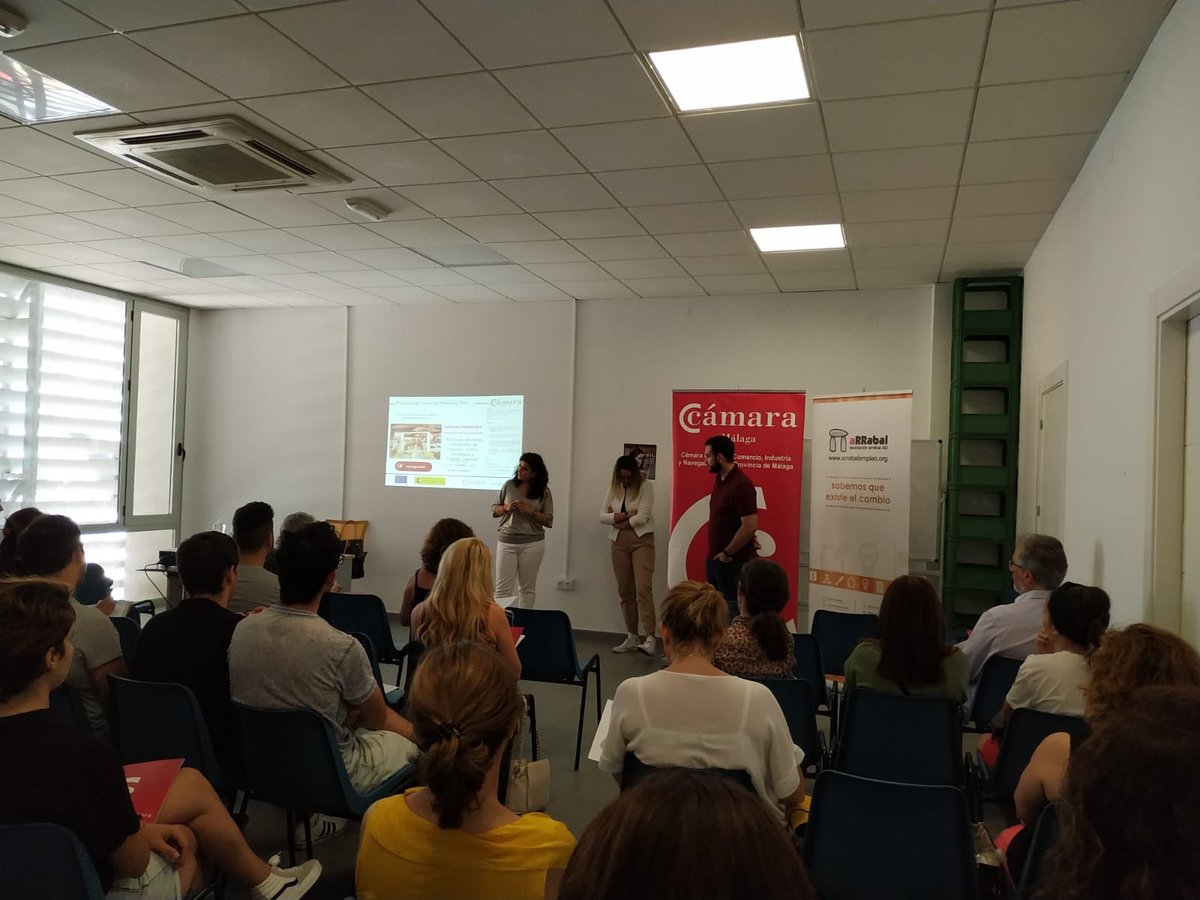 ArrabalAID's tweet photo. Arranca en el #MercadoElCarmen el taller #ProgramaComercioMinorista en colaboración con @Camara_Malaga. Una sesión para comerciantes sobre #TécnicasVenta y #DesarrolloNegocio para conseguir y #fidelizarclientes @siles_de @ruthparticipa @ProgramaPICE https://t.co/iwADA6GBW3