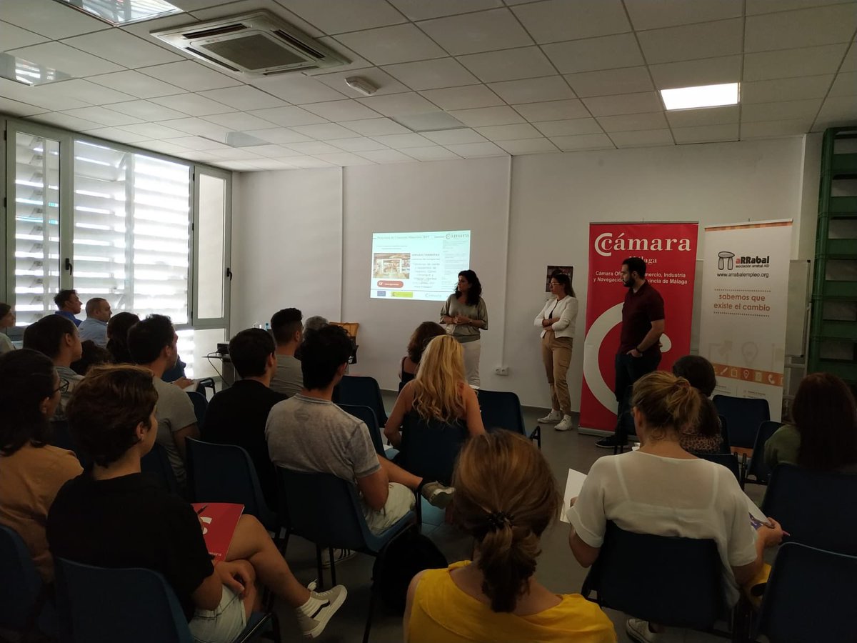 ArrabalAID's tweet photo. Arranca en el #MercadoElCarmen el taller #ProgramaComercioMinorista en colaboración con @Camara_Malaga. Una sesión para comerciantes sobre #TécnicasVenta y #DesarrolloNegocio para conseguir y #fidelizarclientes @siles_de @ruthparticipa @ProgramaPICE https://t.co/iwADA6GBW3