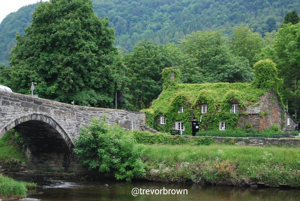 @AlanDaviesbirds @TuHwntirBont You mean this tearoom Alan 😁👍