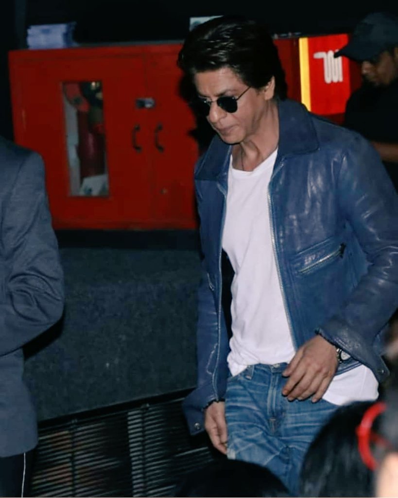 TeamSRKWarriors's tweet photo. Shah Rukh Khan with the cast of Smile Please from the press conference looking coolest as always!✨

#SmilePlease https://t.co/c4OyM7sbQ8