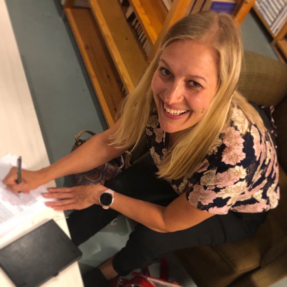 UllaVilkman's tweet image. Tänään sopimuksen allekirjoituspuuhissa. Ensi keväänä tullee ulos kirja Etätöissä ulkomailla @BasamBooks’in kustantantamana. 
#etätyö