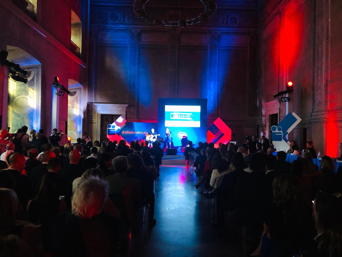 RocheItalia's tweet photo. Serata finale della III ed. di #afiancodelcoraggio.
Accolti da #PalazzoVenezia racconteremo insieme a molti ospiti speciali le storie di chi vive accanto a un giovane con #Emofilia.  
Il racconto vincitore diventerà uno spot proiettato in autunno nei cinema italiani https://t.co/XULC6ZSveO