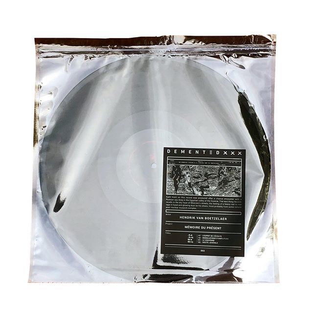 So psyched about the packaging of the Mémoire Du Présent EP. This project ended up becoming a beautiful object on top of a record I'm proud of.⠀
⠀
Sleek gold/silver antistatic sleeve to protect it from gathering dust.⠀
⠀
Shout out to <a href="/naulot/">naulot  michel</a> for the … ift.tt/2Fy962y
