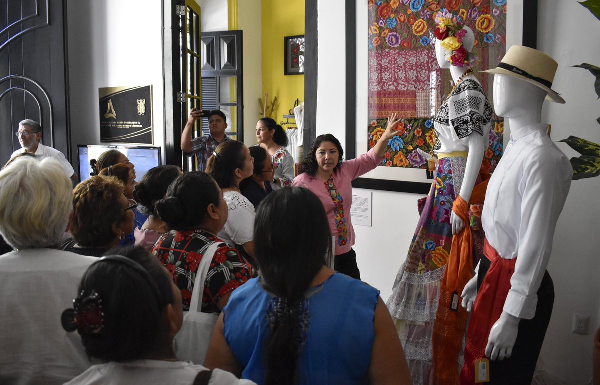 Icatcam's tweet photo. Alumnas del taller de bordado a máquina y tejido en gancho de la #AcciónMóvilDzibalchén, realizaron una visita escolar a la Casa de Artesanías Tukulná para conocer los procesos de control de calidad y diseños de los trabajos.
 #ICATCAM #CapacitarParaCrecer https://t.co/PQrSgLvkpV