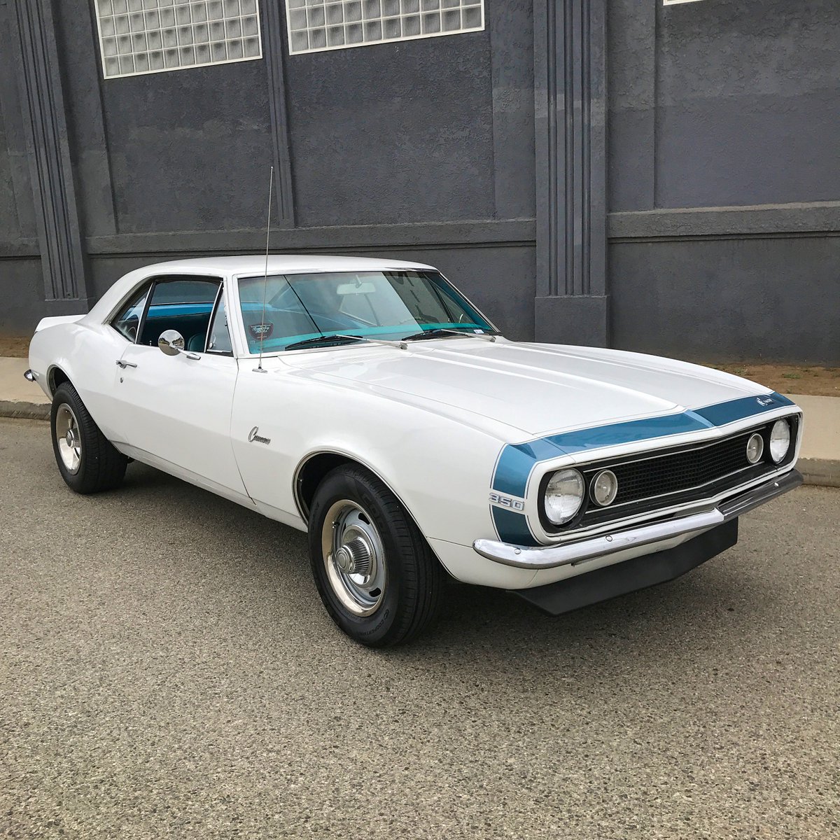 BHCarClub's tweet image. The ’60s was a memorable era for the coming to of American #musclecars. What’s your favorite American muscle car of all time? COMMENT BELLOW ⬇️⬇️⬇️ 1967 Chevrolet Camaro 🇺🇸 
$26,500
White with a blue interior 
#V8Engine #SolidWheels