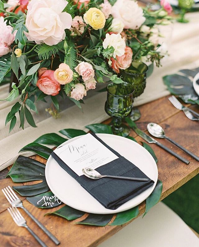 S E T// a table set for a King (+Queen). Gorgeous flowers by bellabloommaui adorn these gorgeous harvest tables by signaturemaui- and who doesn’t love a classic black napkin! .
PC: dmitriandsand...