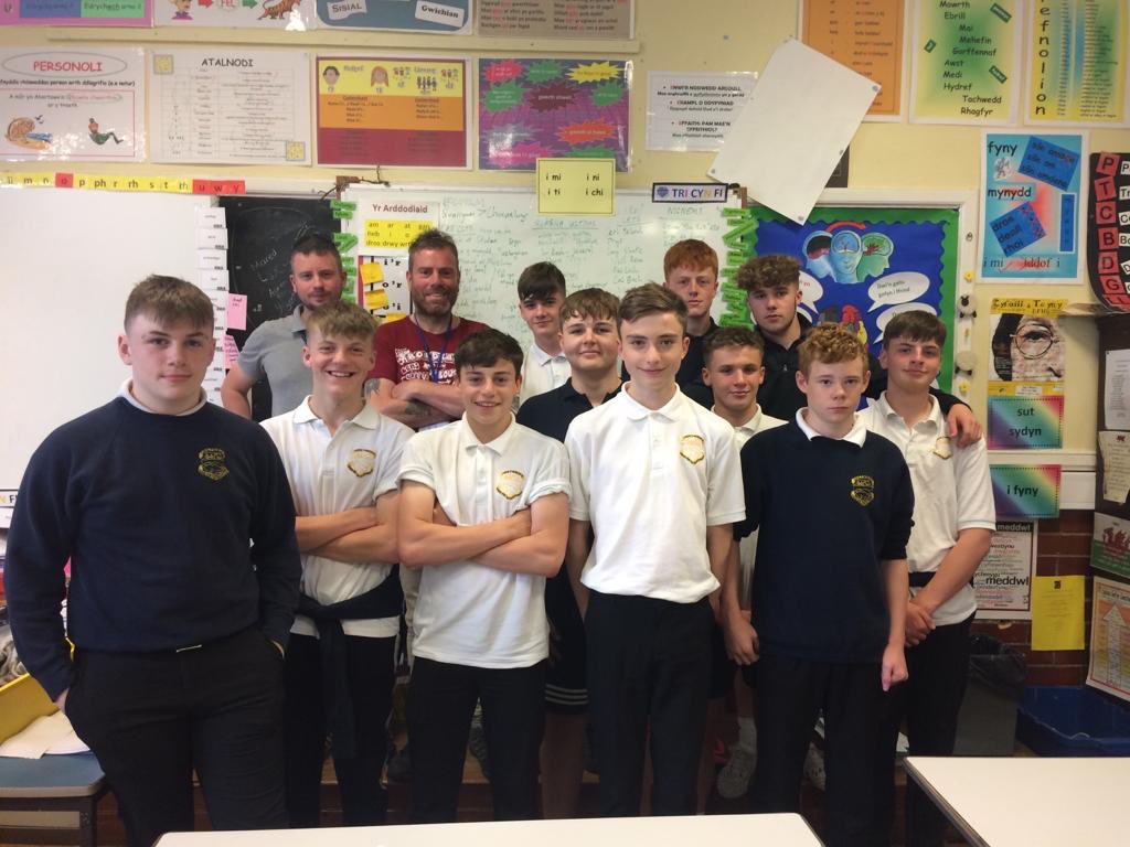 LlenCymru's tweet photo. Gweithdy cerddi arall gwych yn @YsgolyMoelwyn gyda @DewiPrysor a @rhysioro heddiw yn llunio cerdd am #CaeClyd a @BlFfestiniogfc. Gweithdy #LlênPawb ar #DiwrnodYsgrifennu mewn partneriaeth â #CMYQM @Cymru
#NationalWritingDay @writeday https://t.co/OSn4d06lzQ