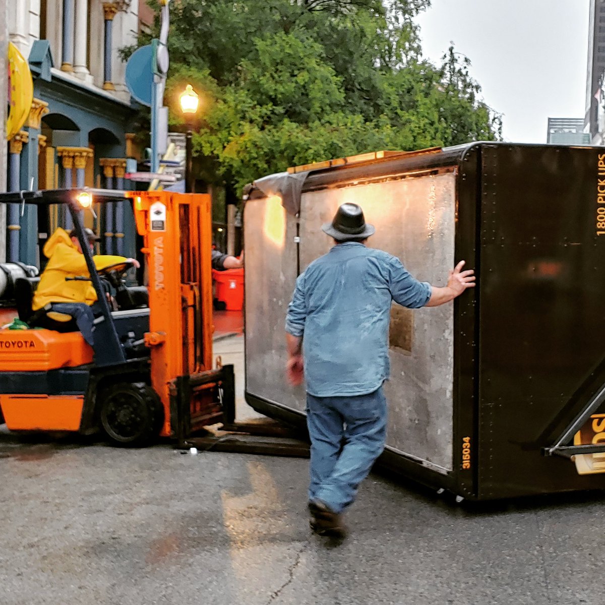 JoGetsCurious's tweet photo. It's on the ground and on its way in. What a big birthday present for @kyscience #ScienceInPlay #FunToBeFour celebration #July6. Will it fit?! https://t.co/li9mKAIip0