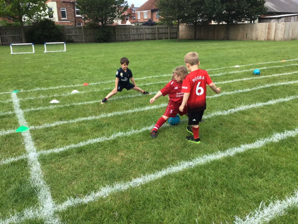 QuayEYFS's tweet image. A big thank you to Mr Stockton this term for our very first EYFS football after school club. All the children listened and gained fantastic skills on the ball. #teamwork #passandmove #quayacademyunited @QuayHead @QuayVP @DDennettDRET