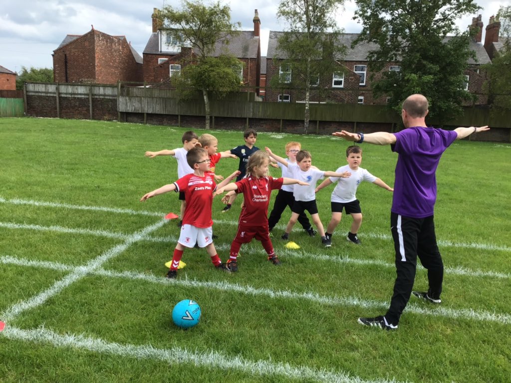 QuayEYFS's tweet image. A big thank you to Mr Stockton this term for our very first EYFS football after school club. All the children listened and gained fantastic skills on the ball. #teamwork #passandmove #quayacademyunited @QuayHead @QuayVP @DDennettDRET