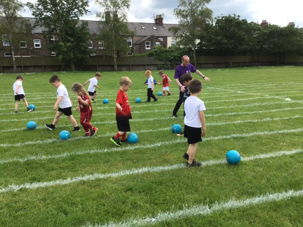 QuayEYFS's tweet image. A big thank you to Mr Stockton this term for our very first EYFS football after school club. All the children listened and gained fantastic skills on the ball. #teamwork #passandmove #quayacademyunited @QuayHead @QuayVP @DDennettDRET