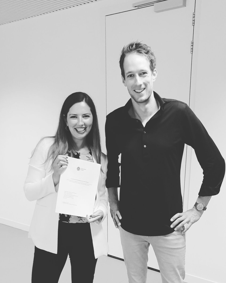 Desscolo's tweet photo. Hoy defendí mi tesis de maestría. No sólo obtuve una excelente calificación sino que mi supervisor ofreció ayudarme a publicarla en una revista especializada. ¡No podría estar más emocionada! #TesistasSEM #OrgulloSEM #ByeByeStudentLife https://t.co/IPBxbvji2K