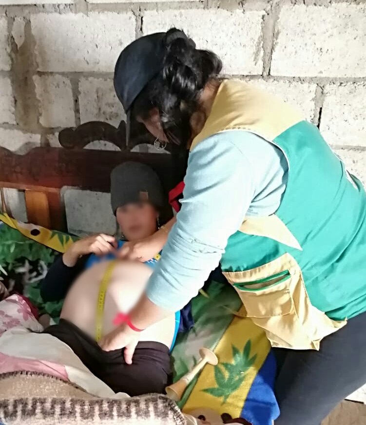 DPS_LosRios's tweet photo. En #Bolívar parroquia Guanujo, el #MédicoDelBarrio brinda atención integral en salud puerta a puerta a embarazadas en riesgo de la comunidad Guantocruz, además realiza curación y cuidado a adulto mayor de comunidad Capilluco, promoviendo #SaludParaTodos https://t.co/cvSdAQpEtk