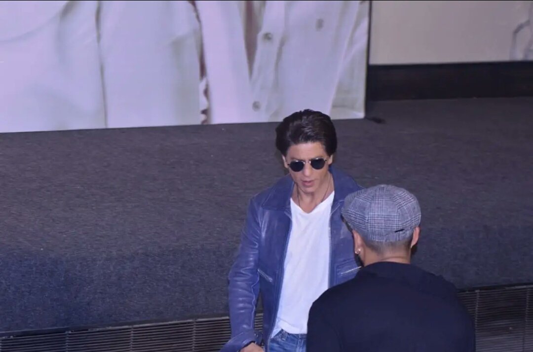 TeamSRKWarriors's tweet photo. Few more pictures of King Khan from the Smile Please music launch.✨

#SmilePlease #ShahRukhKhan https://t.co/ypFAuIe23t