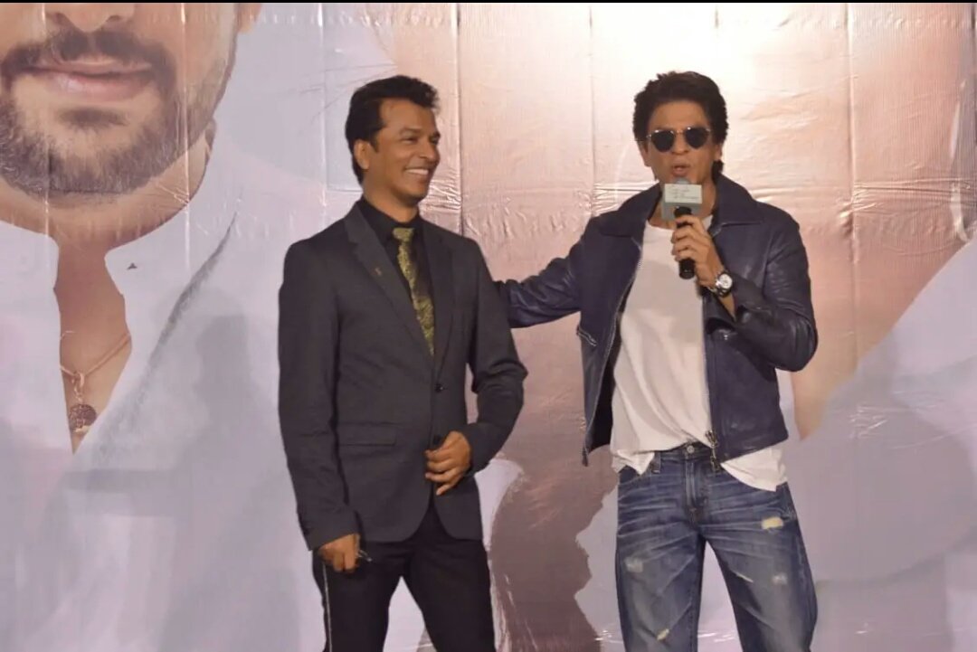 TeamSRKWarriors's tweet photo. Few more pictures of King Khan from the Smile Please music launch.✨

#SmilePlease #ShahRukhKhan https://t.co/ypFAuIe23t