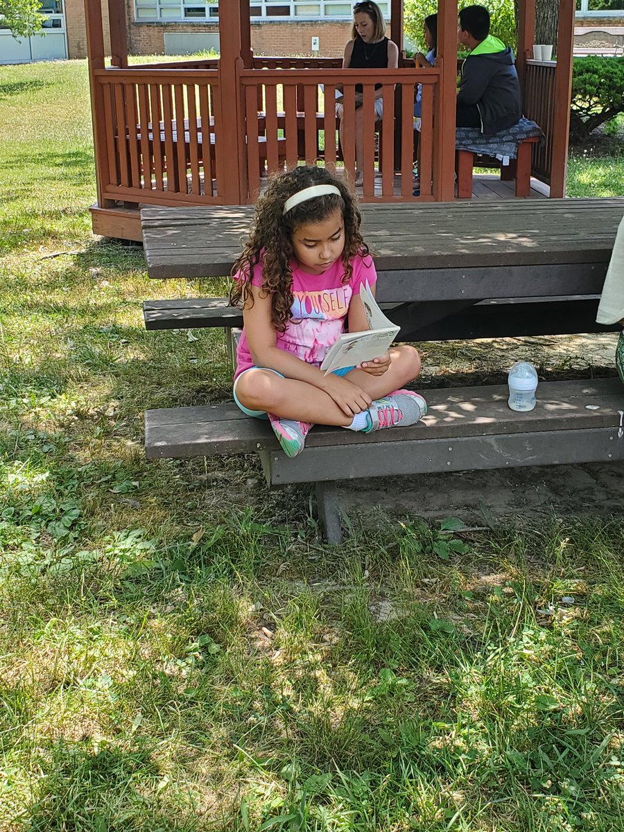 MsChandlerELL's tweet photo. A beautiful summer day reading in the Sully courtyard! @SullyES_LCPS https://t.co/u1NgBUXMGV