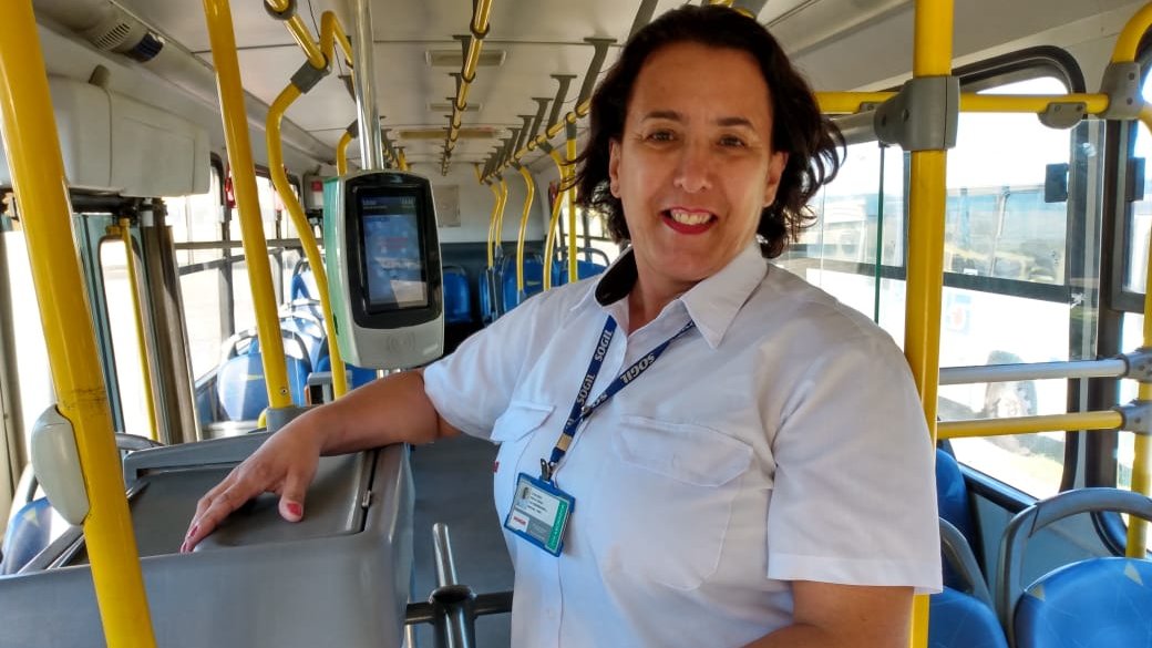 SOGIL_Oficial's tweet photo. #ElogioDeCliente 🌹☺🚍
A cobradora da #SOGIL, Amália, foi elogiada no #SAC. Confira: "Cliente esteve na empresa para elogiar a atuação da colaboradora, pois um cliente passou mal dentro do coletivo e ela foi ágil e prestativa no momento do fato." #Parabéns #Elogiada https://t.co/g92QU5RBsU