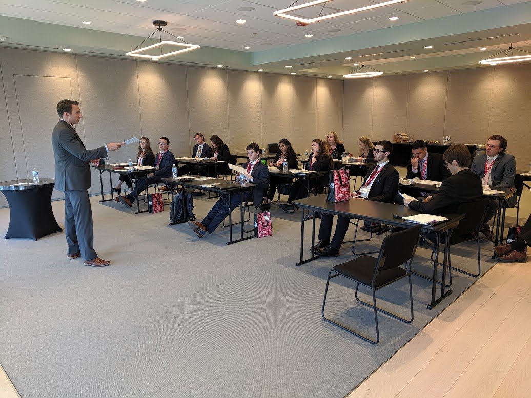 ForvisMazarsUS's tweet photo. Our Summer Leadership Program gives potential recruits a crash course in what #BeingBKD is all about. At #BKDSLP in Chicago, Chris Hodges leads a #tax case study to help students better understand what we do as #TrustedAdvisors. https://t.co/qXkDFKEZ6p