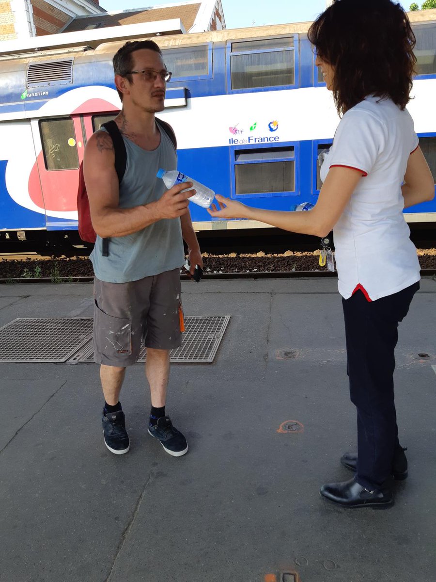 ConflansEquipe5's tweet photo. Distribution d'eau ce soir en gare de #conflansstehonorine et #cormeillesenparisis https://t.co/pT4wSpDMLw