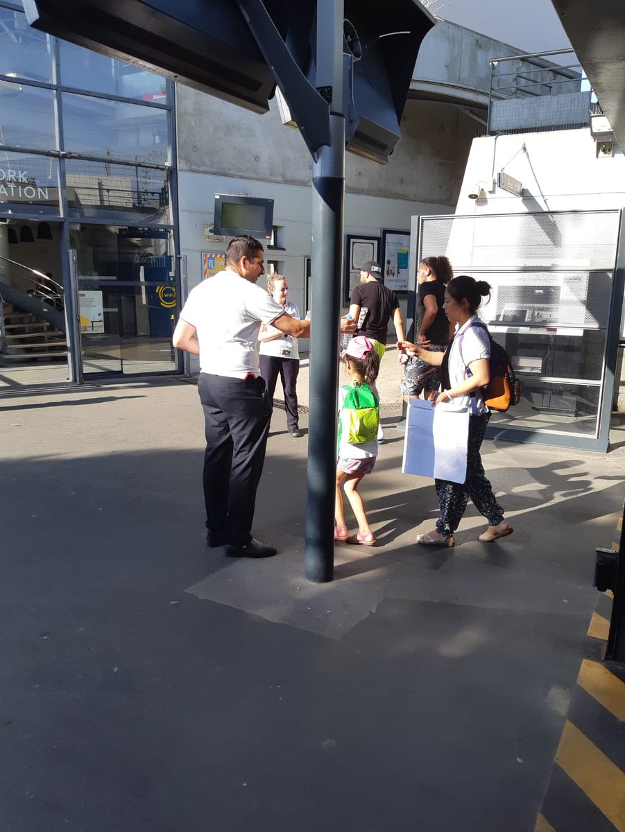 ConflansEquipe5's tweet photo. Distribution d'eau ce soir en gare de #conflansstehonorine et #cormeillesenparisis https://t.co/pT4wSpDMLw