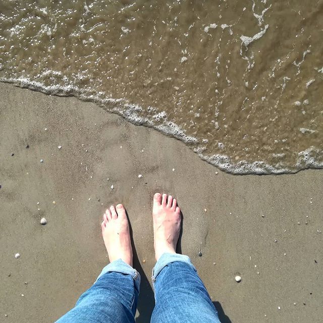 Puh, ich weiß ja nicht, wie es dir bei dieser Hitze geht, aber ich wäre jetzt lieber am Strand. Mit den Füßen im Meer und einer kühlen Briese. 😅 
Bei den Temperaturen aktuell weiß ich auch gar nicht so recht wohin mit meiner Pumpe. Heute hatte ich sie in ein Söckchen gewicke…