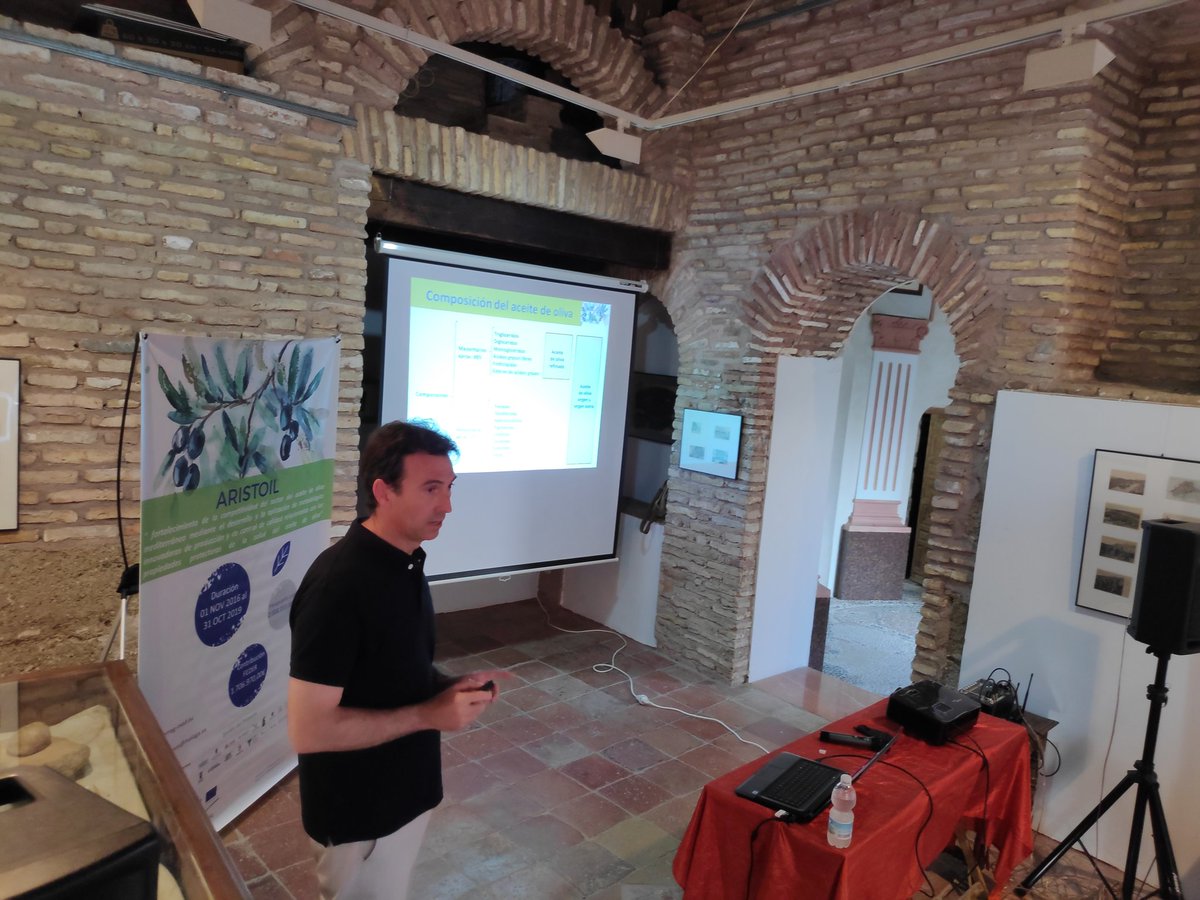 AOVESol's tweet photo. @jlbergillos en su ponencia  del Taller de capacitación para productores de aceite de oliva en el marco de Aristoil. Hoy en el Museo Etnográfico de Riogordo con @Ayto_Riogordo16 como anfitrión. Organiza @diputacionMLG @aristoilproject @pacoolearum @Dgpeinado @jalmellones https://t.co/Sx5HdjZgDZ