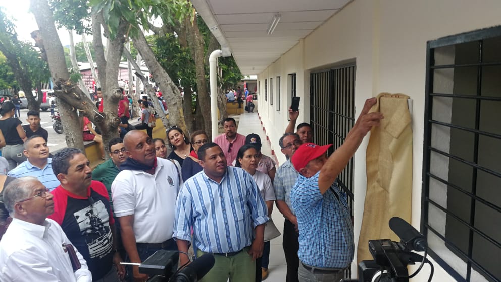 VivaNicaragua13's tweet photo. #LoQueSeVive
Develan placa del Profesor César Augusto Salinas Pinel, en la UNAN sede de Somoto, tras conmemorar el 43 aniversario del paso a la inmortalidad.
https://t.co/55O9MQiwxe https://t.co/5wQ5vJsd2I