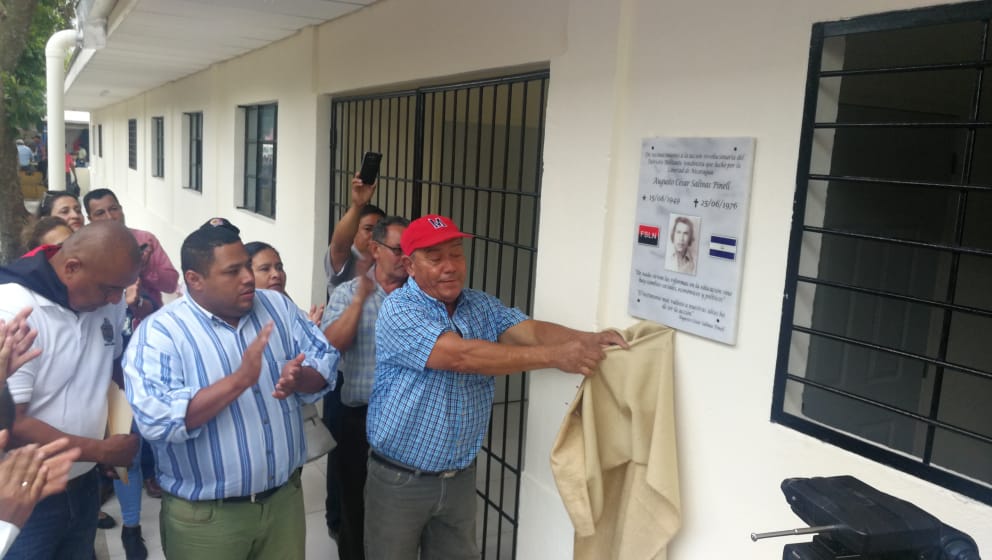 VivaNicaragua13's tweet photo. #LoQueSeVive
Develan placa del Profesor César Augusto Salinas Pinel, en la UNAN sede de Somoto, tras conmemorar el 43 aniversario del paso a la inmortalidad.
https://t.co/55O9MQiwxe https://t.co/5wQ5vJsd2I