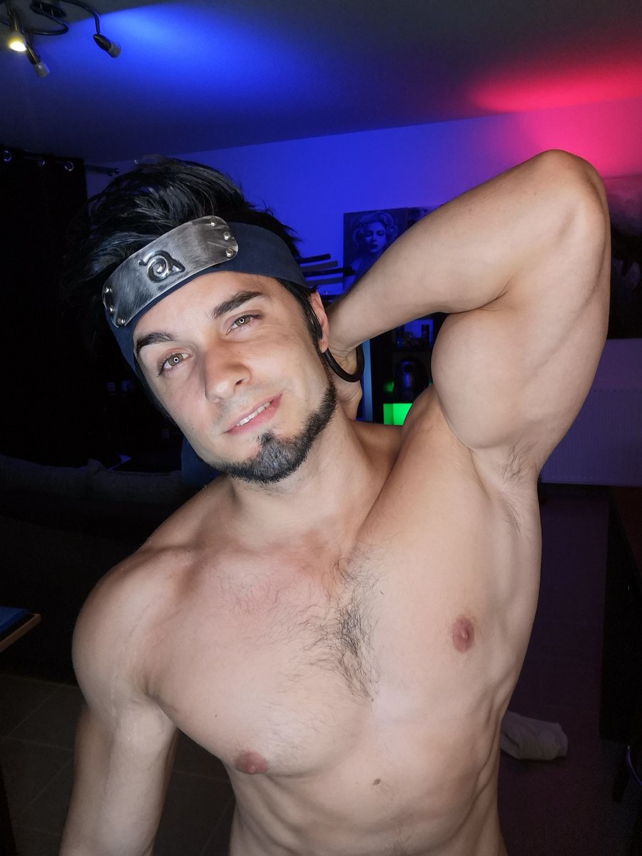 LeobaneCosplay's tweet photo. That #clockjustuchallenge was pure madness lol,  just before doing it I did some shoot with my ringlight, I'm sharing those pics with you right now. There is a big heatwave right now in France 🥵, remember to stay stay hydrated my friends, wearing less clothes can help tho 😏💦. https://t.co/JUqDw0GYhJ