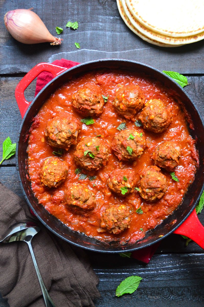 тефтели в томатном соусе с макаронами. вкусные тефтельки. тефтели с подливкой. тефтели в духовке с подливкой. тефтели мясные.