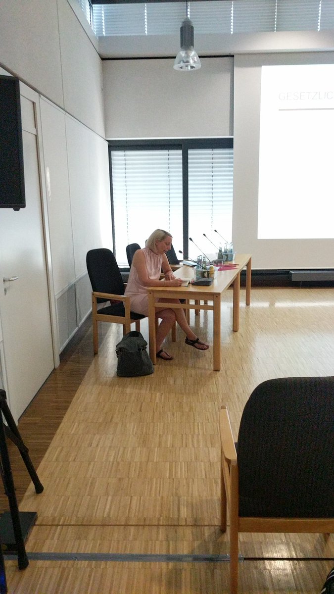 VG_BetzGebh's tweet photo. Frau Sonja Roos @SAutorin liest aus Ihrem Buch "Für immer und ein Vierteljahr" in #Betzdorf bei der Informationsveranstaltung zum Thema #Organspende #DSO @classicbernd202 https://t.co/sZV8rxR7HG